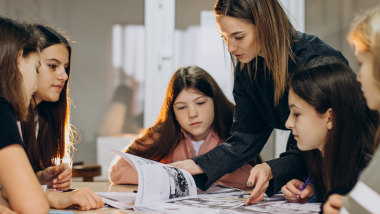 Учиться рука об руку. Как цифровые инструменты и живое общение сосуществуют в инклюзивном классе. Материал приурочен к Международному дню образования — 24 января